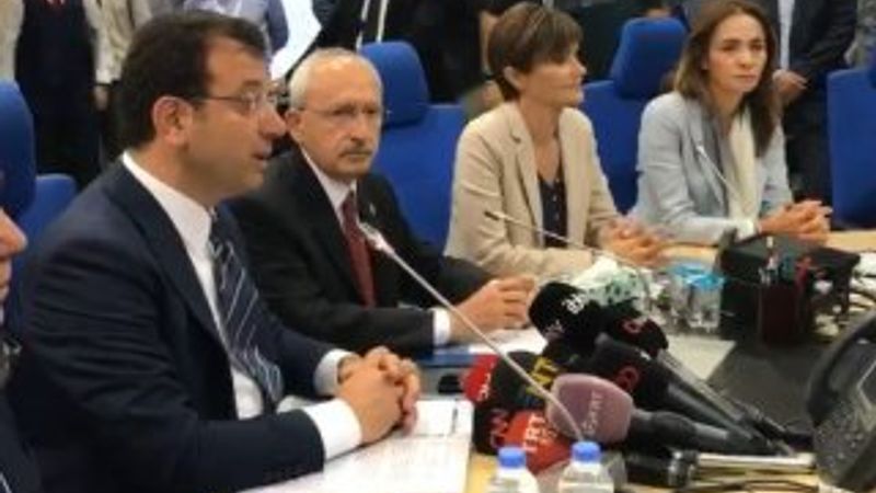 Siyasiler deprem çalışmalarını ayrı gerçekleştiriyor