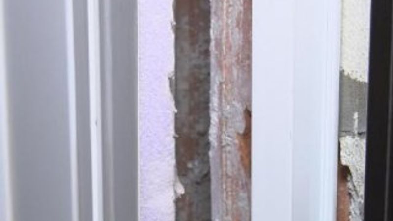 Esenyurt'ta bir binada çatlaklar oluştu 