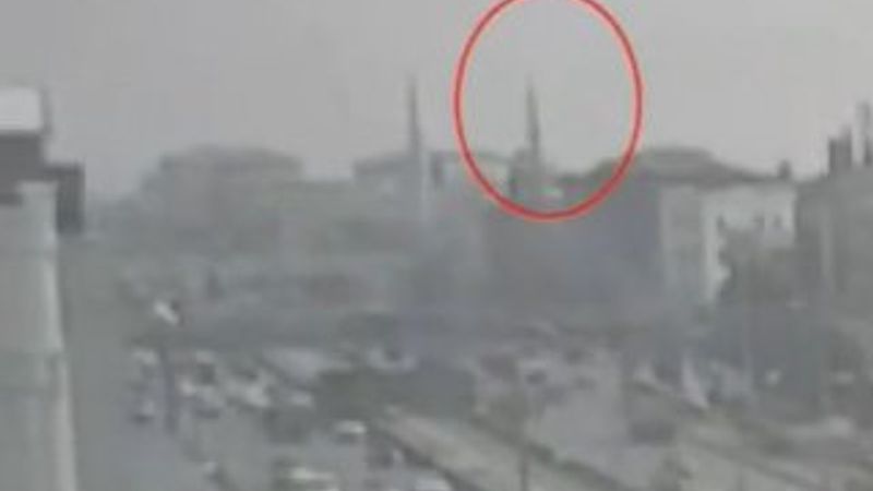 Avcılar'daki cami minaresinin depremde yıkılış anı