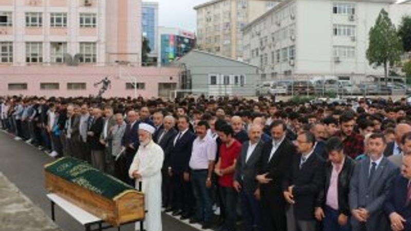 Öğrencilerinden depremde kalp krizi geçiren öğretmene veda