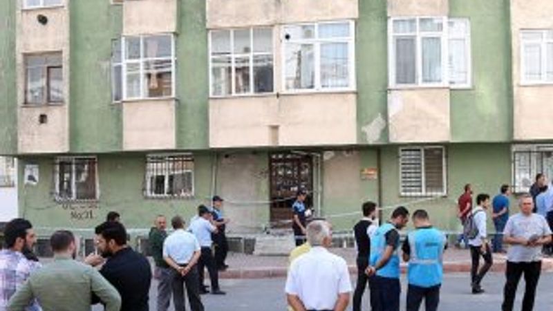 Esenyurt'ta depremden hasar gören bina boşaltıldı