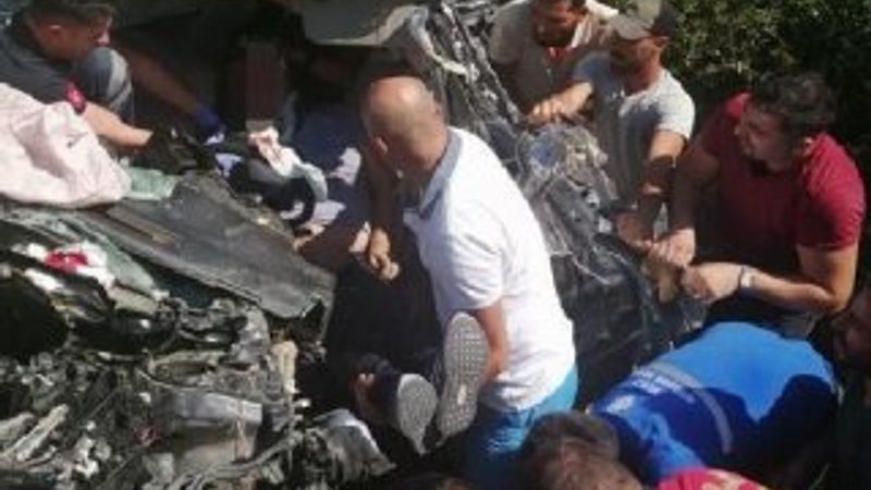 Otomobil traktöre çarptı: Sürücü öldü, eşi ve kızı yaralı