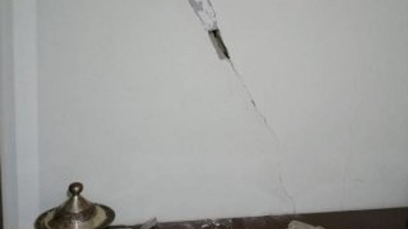 Bağcılar'da bir binada çatlaklar tespit edildi