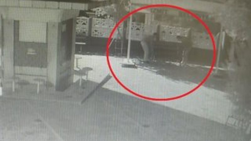 Caminin bankını çalan hırsızlar aranıyor