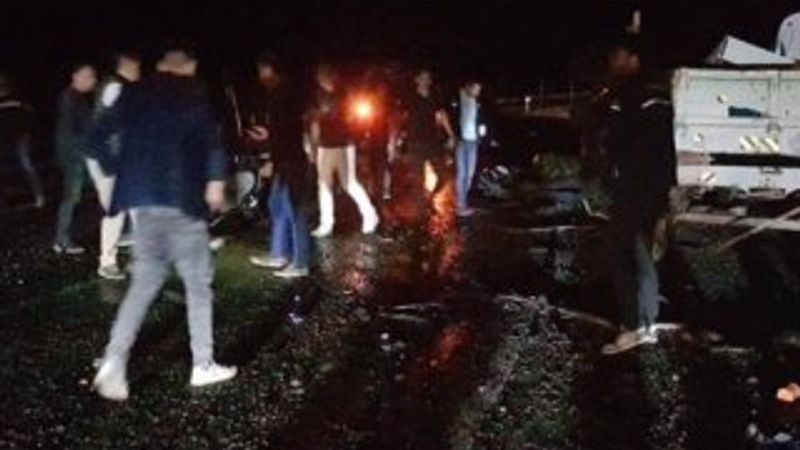 Traktör ile minibüs çarpıştı: 2 ölü, 8 yaralı