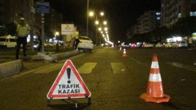 Kırmızı ışıkta geçen otomobil, reklam panosuna uçtu