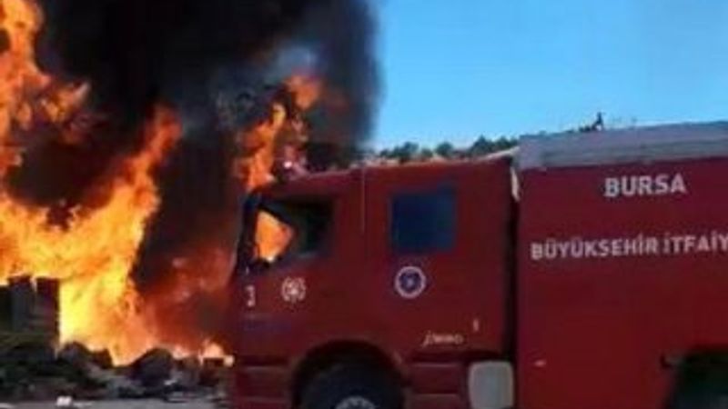 Bursa'da soğuk hava deposu bahçesinde yangın