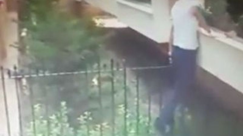 Örümcek adam gibi evlere tırmanan hırsızlar kamerada