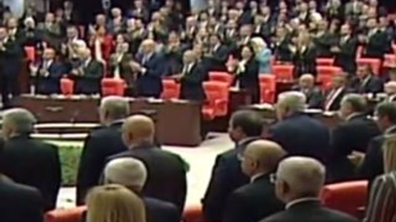 CHP ve HDP Cumhurbaşkanı geldiğinde ayağa kalkmadı