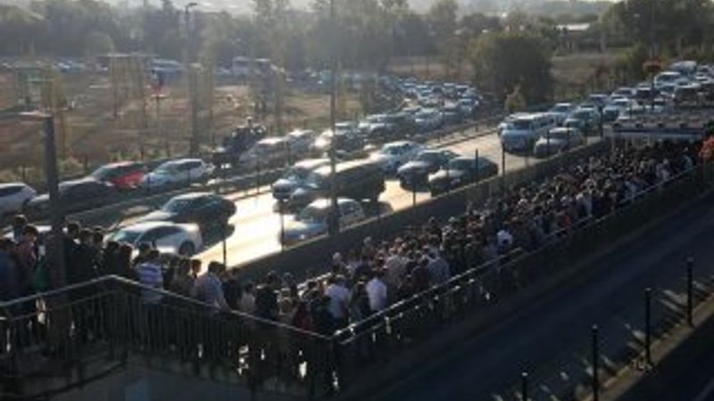 Altunizade metrobüs durağında yoğunluk