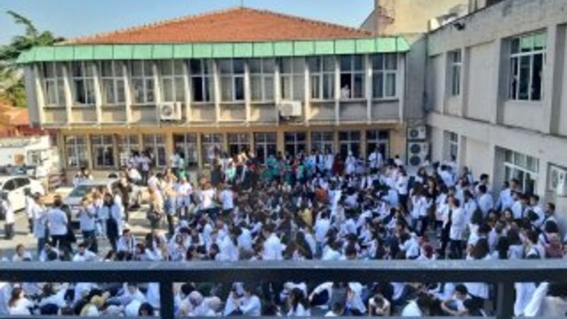 Çapa Diş Hekimliği binası tahliye ediliyor