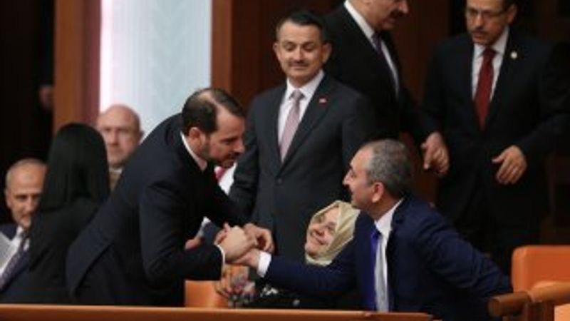 Abdülhamit Gül ve Berat Albayrak'ın selamlaşması
