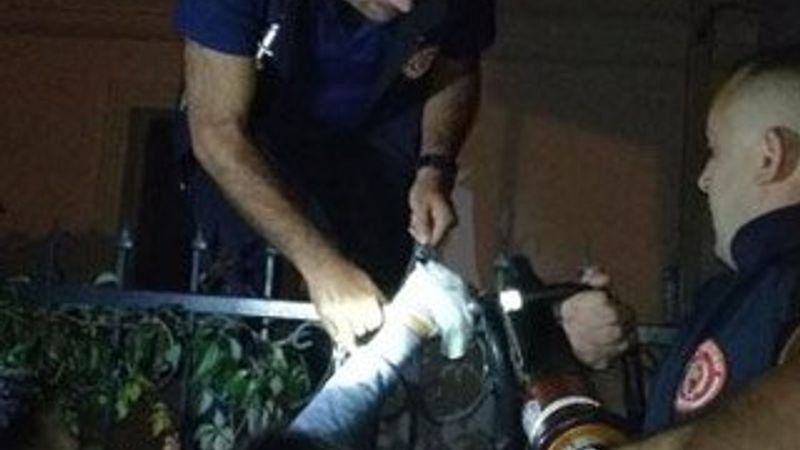 Eline saplanan korkuluk demiriyle hastaneye kaldırıldı