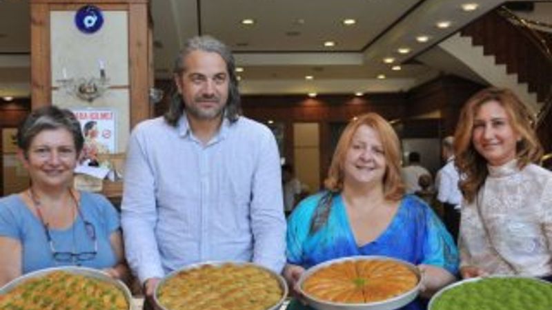 Yunan gazetecilerden baklava itirafı