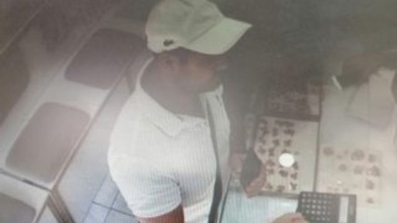 Turist gibi girdiği kuyumcuyu dolandırdı