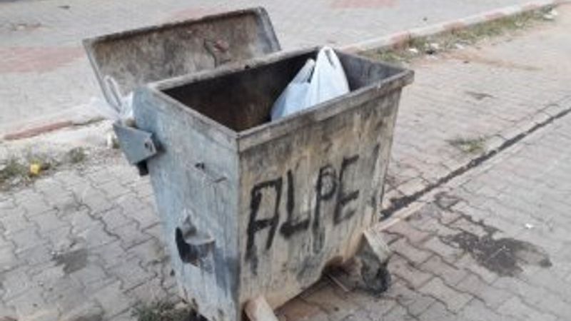 Çöpe atılmış bebeği köpekler parçalamadan yetiştiler