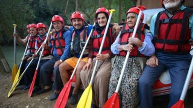 Dedelerle ninelerin rafting heyecanı