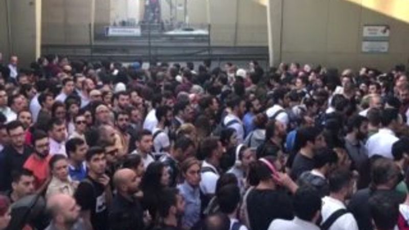 Zincirlikuyu'da metrobüs yoğunluğu