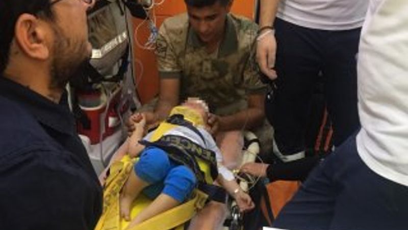 Pencereden düşen çocuk helikopterle hastaneye kaldırıldı