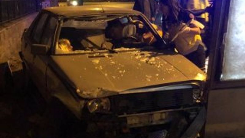 Başkent’te otomobil reklam panosuna çarptı