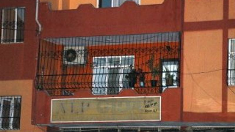 Adana'da bir kişi balkonunda otururken vuruldu