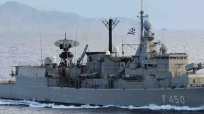 Yunan fırkateyni karaya oturdu