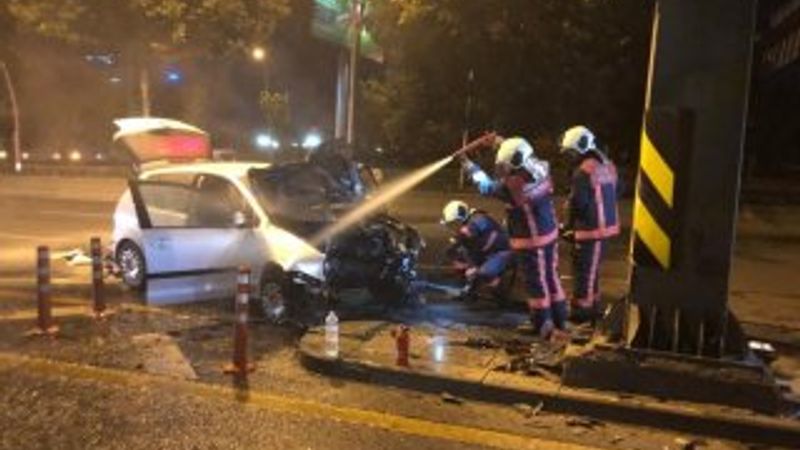 Başkent’te yön levhasına çarpan otomobil alev aldı