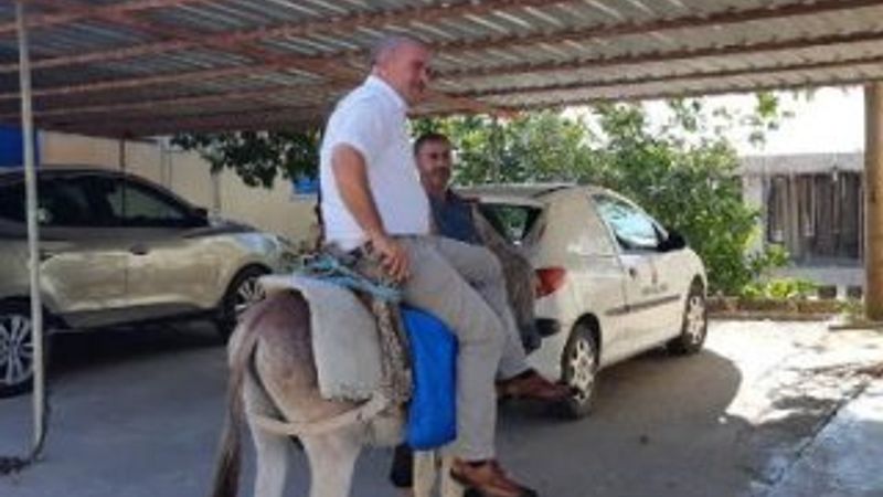 Makam aracı giden başkan eşekle yoluna devam etti