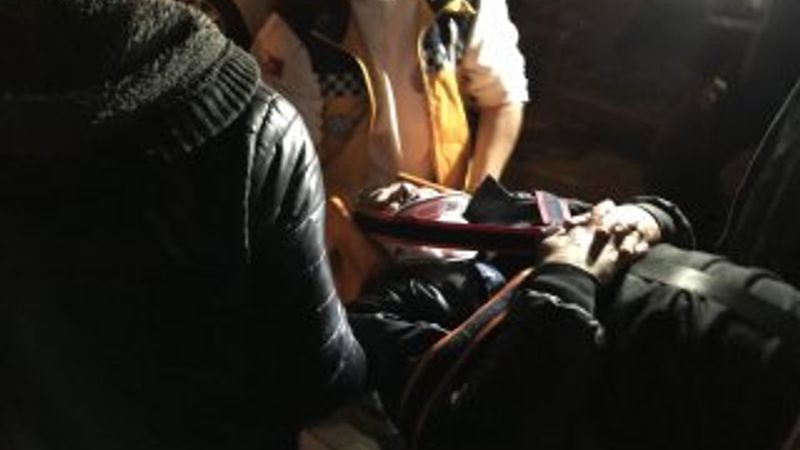 Arkadaşını boğazından bıçaklayan sanık araştırılıyor