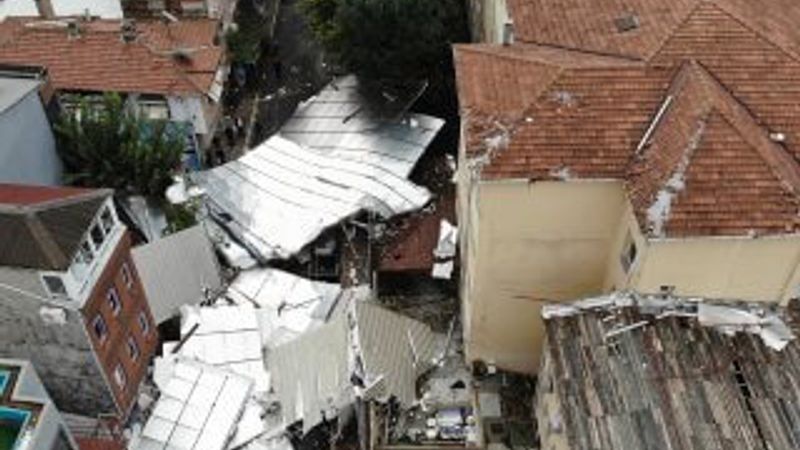 Maltepe'de okul çatısı araçların üzerine uçtu