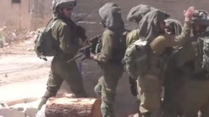 Taştan korkan İsrail askerleri komutandan dayak yedi