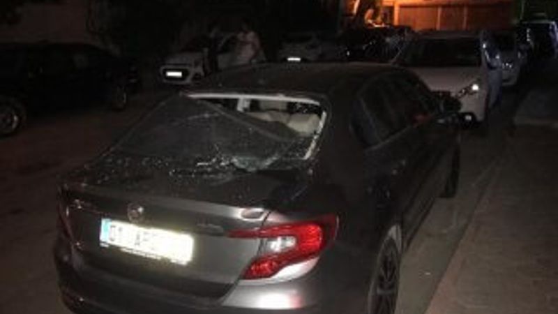 Arabanın üzerine kadın düştü