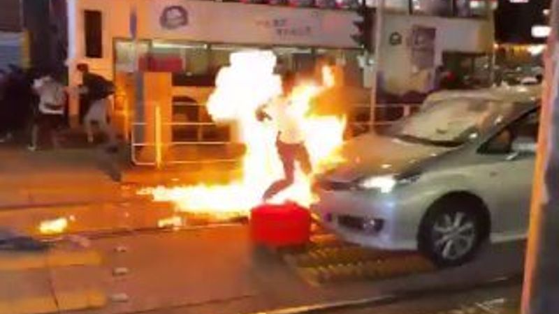 Hong Kong'da çocuk protestocuyu vuran polise saldırı
