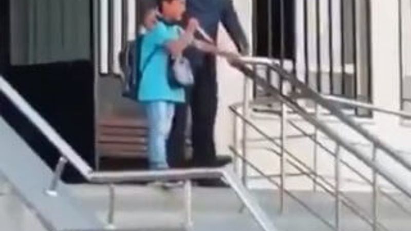 Şiir okuması beklenen çocuk şarkı söyledi