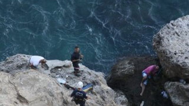 Antalya'da falezlerde mahsur kalan balıkçı kurtarıldı