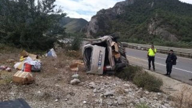 Bilecik’te kontrolden çıkan araç devrildi: 2 yaralı