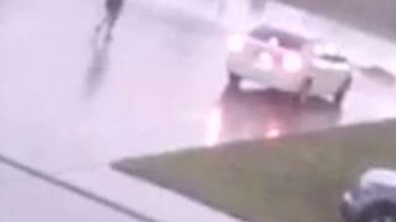 ABD'de yolda yürüyen adama yıldırım çarptı