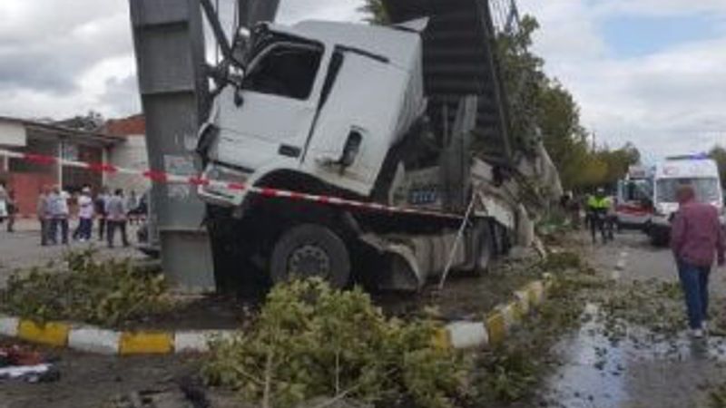 Sakarya'da tır durağa daldı: 2 ölü