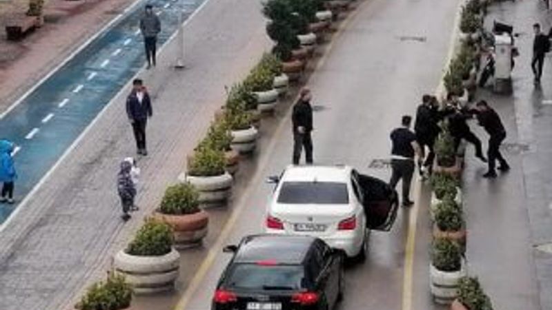 Hem yol vermediler hem de çocuklarının yanında dövdüler