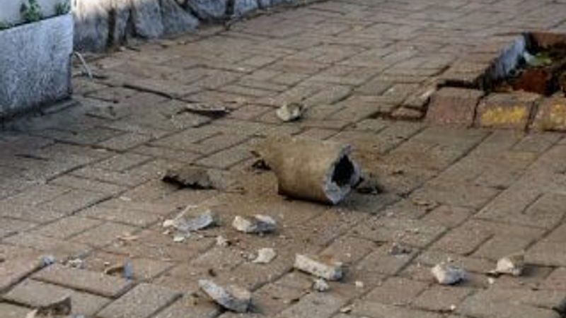 Kaldırımda yürürken üzerine beton boru parçası düştü