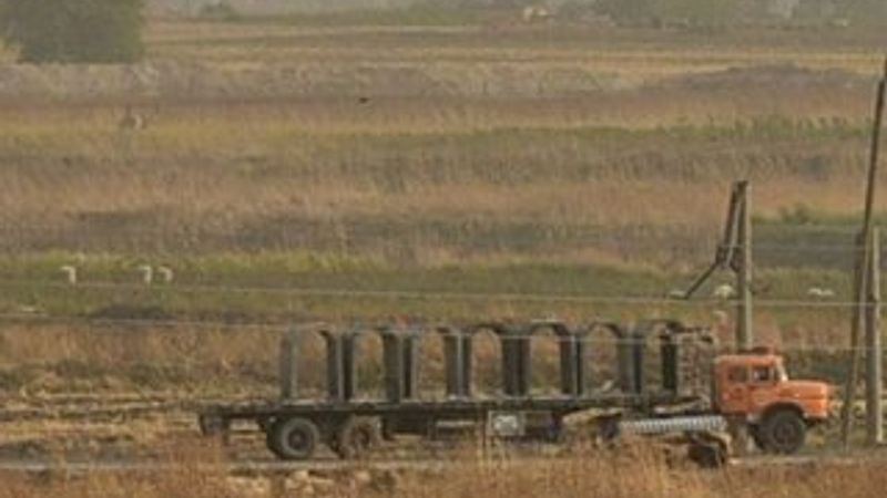 YPG sınırdaki tünellere beton bloklar döşüyor