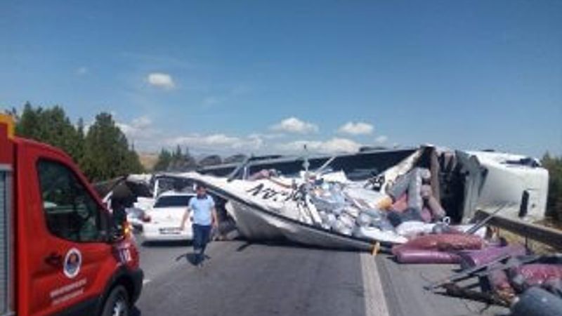 Karşı şeride geçen tır zincirleme kazaya sebep oldu