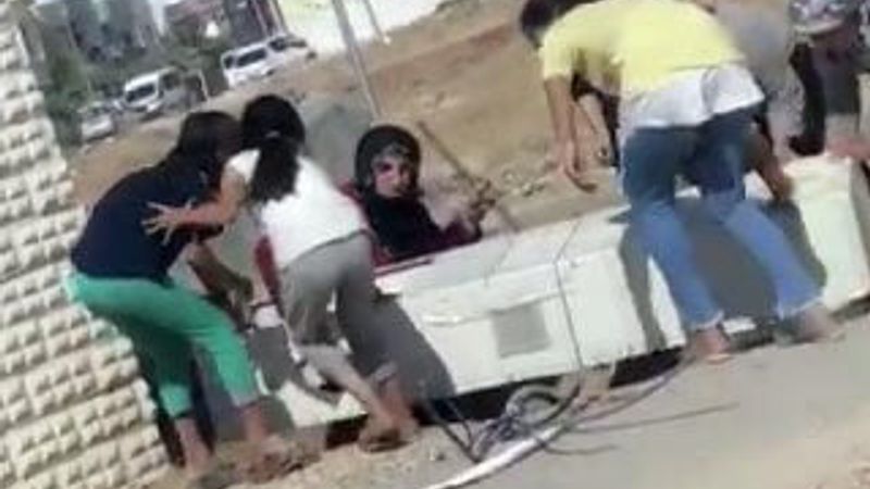 Kadın ve çocuklar elektrik panosunu söktü