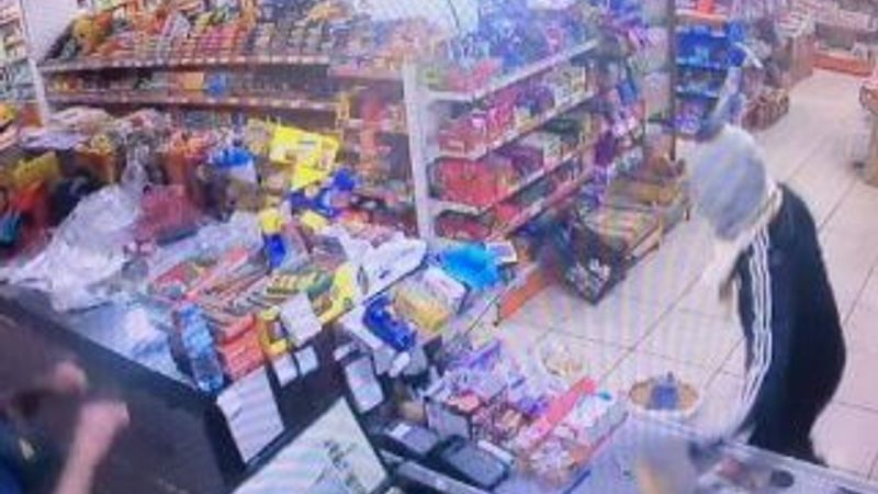 Girdikleri marketi keserle soydular