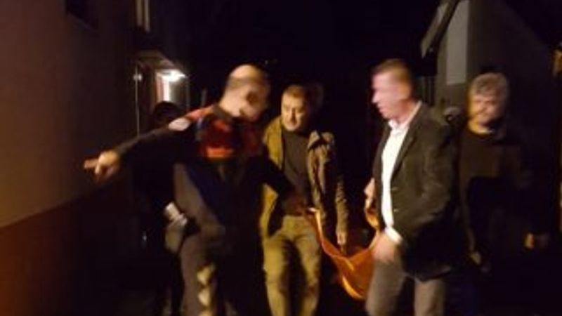 İntihar etmek isteyen kadını polis ayaklarından yakaladı