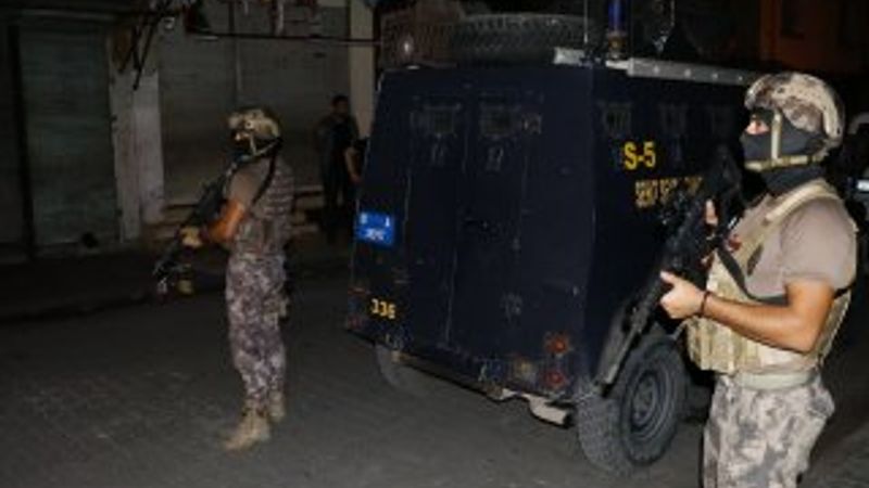 Adana merkezli 5 ilde şafak operasyonu