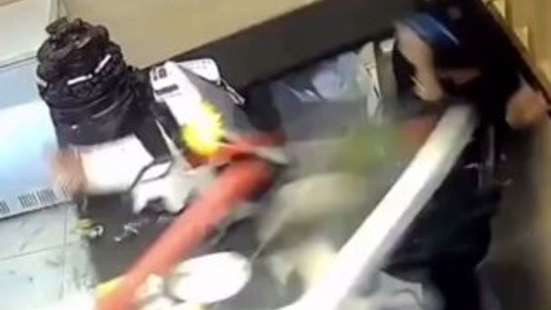 Çin'de restorana dalan araba kadını ezdi