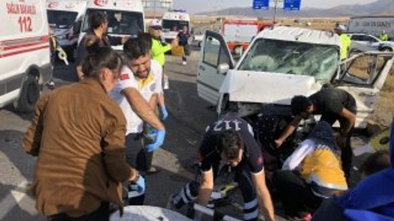 Konya’da iki kamyonet çarpıştı: 8 yaralı