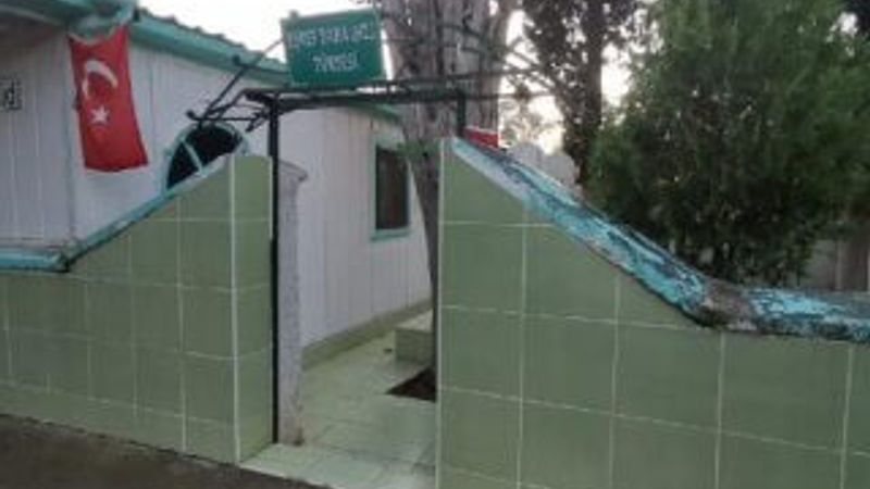 Türbenin ve tuvaletlerin kapısı çalındı