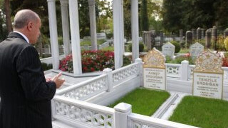 Cumhurbaşkanı anne ve babasına dua okudu